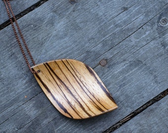 Ciondolo in legno. Ciondolo "Foglia" in legno di zebrano naturale curvato. Collana in legno a catena lunga, regalo del 5° anniversario per lei, idea regalo per la festa della mamma