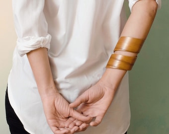 Houten armband, natuurlijke iep gebogen houten spiraalmanchet, eigentijds ontworpen houten sieraden, 5e jubileumcadeau voor haar, duurzaam ambacht