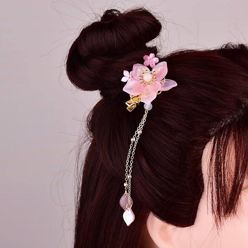 Une paire de pinces à cheveux fleurs de cerisier vintage, fleur rose, pinces à cheveux hanfu chinoises, accessoires de cheveux de mariage minimalistes élégants image 2