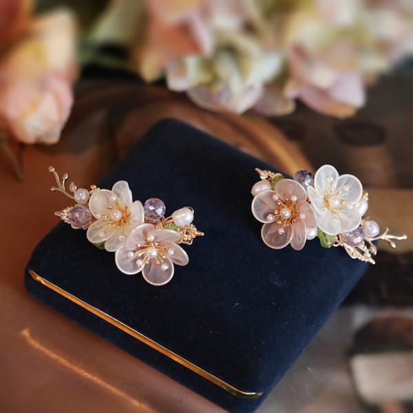 Une paire de pinces à cheveux vintage fleurs roses et blanches, dentelle florale, pinces à cheveux Hanfu chinoises, accessoires de cheveux de mariage minimalistes élégants