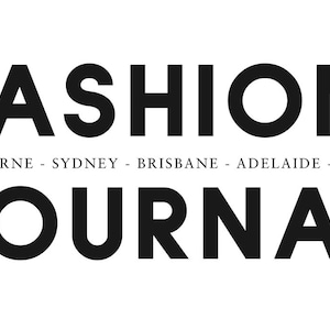 Może przedstawiać: Na białym tle widnieje napis "FASHION JOURNAL" pogrubioną, czarną czcionką. Poniżej, mniejszymi literami, wymienione są miasta: "MELBOURNE - SYDNEY - BRISBANE - ADELAIDE - PERTH".