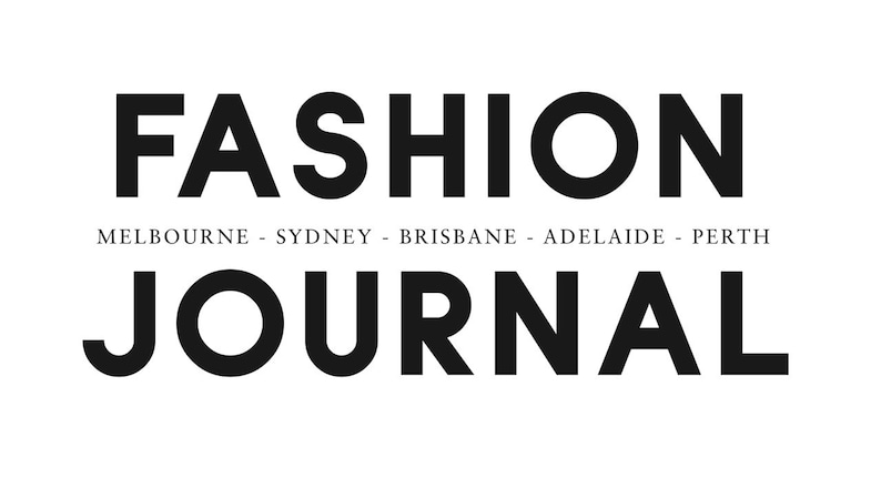Może przedstawiać: Na białym tle widnieje napis "FASHION JOURNAL" pogrubioną, czarną czcionką. Poniżej, mniejszymi literami, wymienione są miasta: "MELBOURNE - SYDNEY - BRISBANE - ADELAIDE - PERTH".