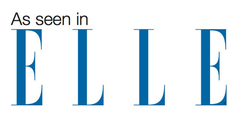 Może przedstawiać: Tekst "As seen in" znajduje się nad słowem "ELLE" pogrubioną, ciemnoniebieską czcionką. Litery "ELLE" są duże i r&oacute;wnież ciemnoniebieskie, na białym tle.