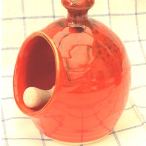Salt Pig Medium en rojo moteado con cuchara de madera