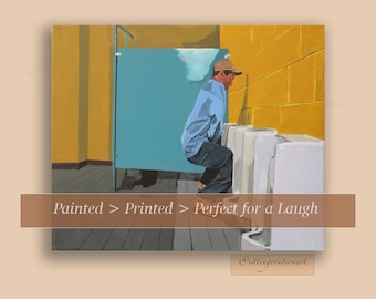 Puede incluir: Una pintura de una persona con una camisa azul y pantalones vaqueros de pie en un baño con una pared amarilla y varios urinarios. El texto "Painted > Printed > Perfect for a Laugh" está debajo de la imagen. El texto "@sittingovationart" está debajo del texto.