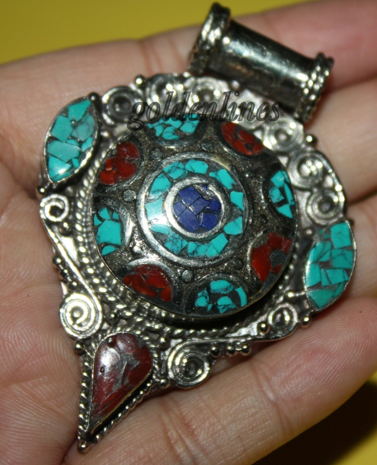 Camee or dans colliers et pendentifs fantaisie