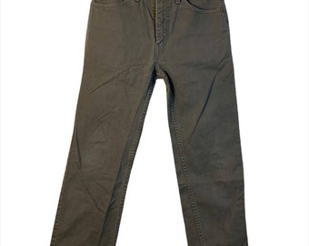 Puede incluir: Un par de pantalones vaqueros de color verde oscuro de pierna recta con cierre de botón y cinco bolsillos.