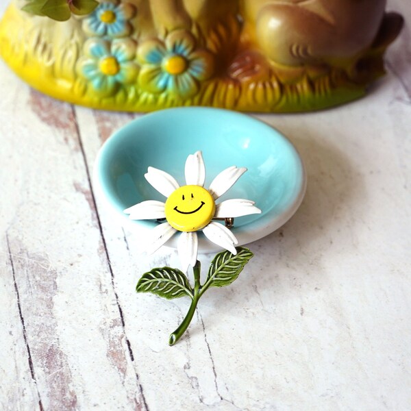 Vintage 1960s - 70s Yellow Smiley Face Daisy Brooch, Painted Metal, Tin Litho Smiley Face Pinback, Original As Found, Flower Power Jewelry