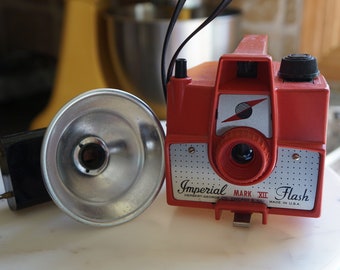 Vintage 1956 Red Imperial Mark XII Flash from the Herbert-George Company