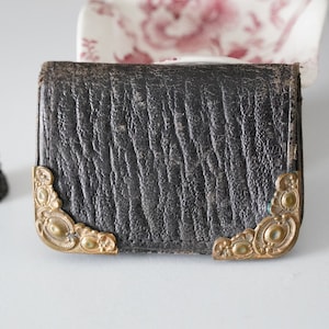 Monedero antiguo de piel marrón oscuro para mujer, esquinas repujadas estilo art nouveau doradas, compartimento interior plegable con cierre a presión, estilo victoriano