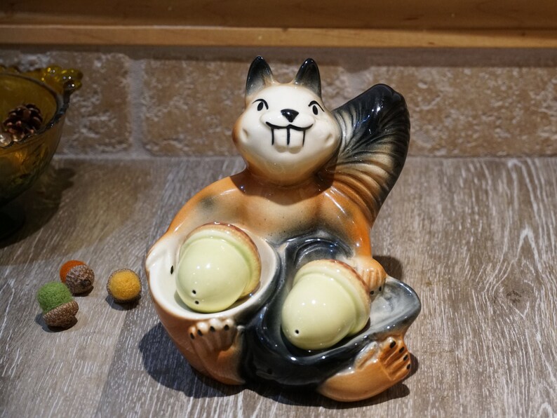 California Fine Enterprises Kitschy Cute 50s Fall Kitchen Decor Vintage 1957 USA Pottery Squirrel /& Acorns Salt Pepper Shaker Set
