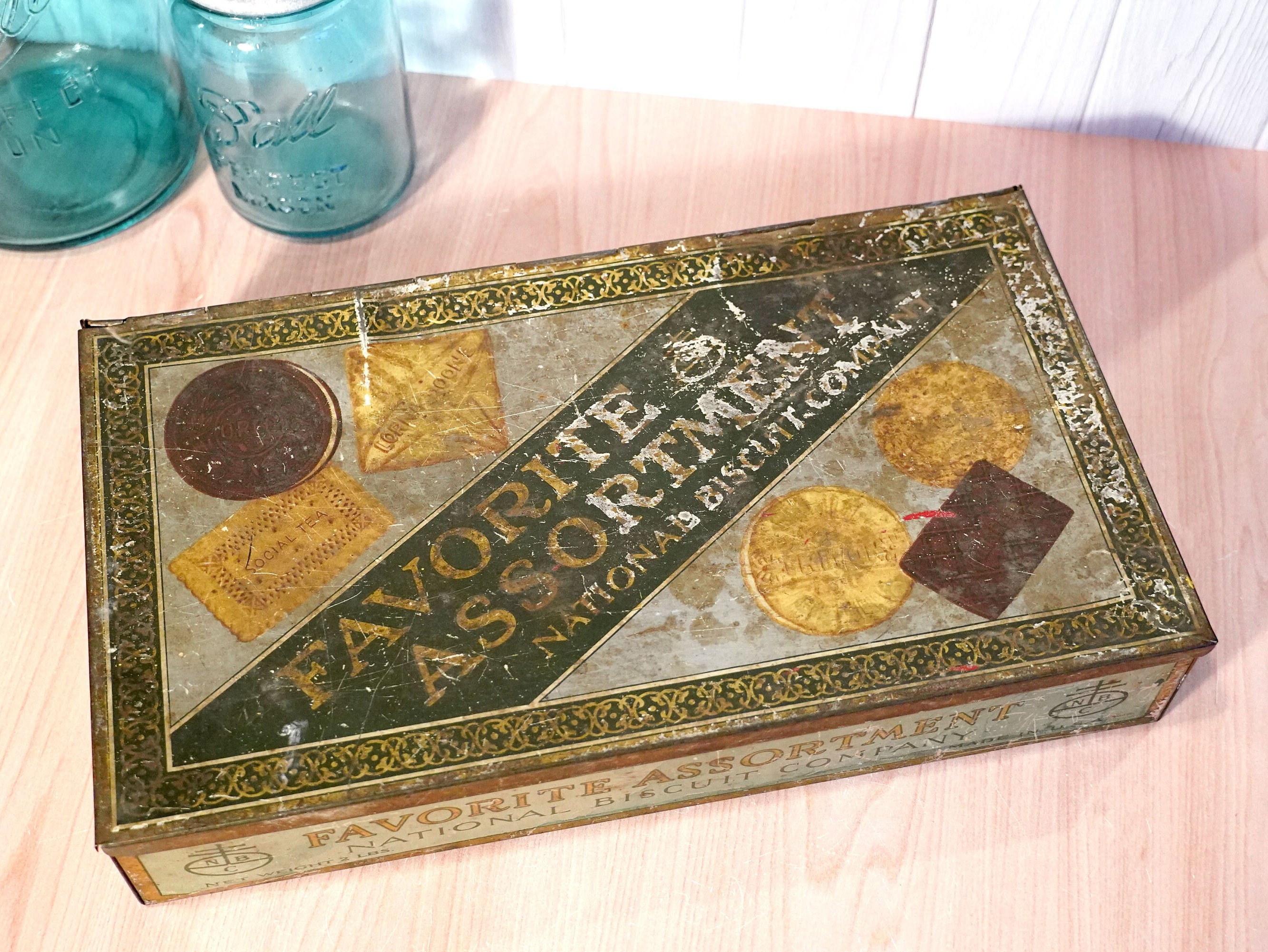Vintage 1930s National Biscuit Company Tin Litho Box 2 lbs Favorite Assortment Cookies, Green, Gold, Cookie Designs on Lid, Advertising