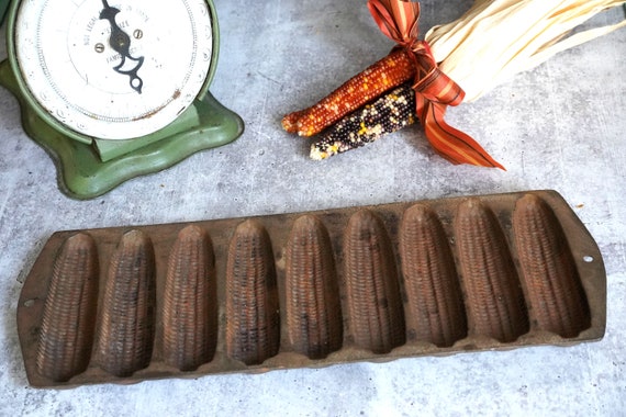 vintage Wagner Ware cast iron baking pan, ear of corn stick cornbread mold