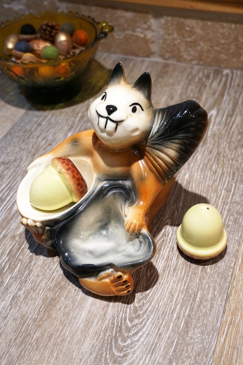 California Fine Enterprises Kitschy Cute 50s Fall Kitchen Decor Vintage 1957 USA Pottery Squirrel /& Acorns Salt Pepper Shaker Set
