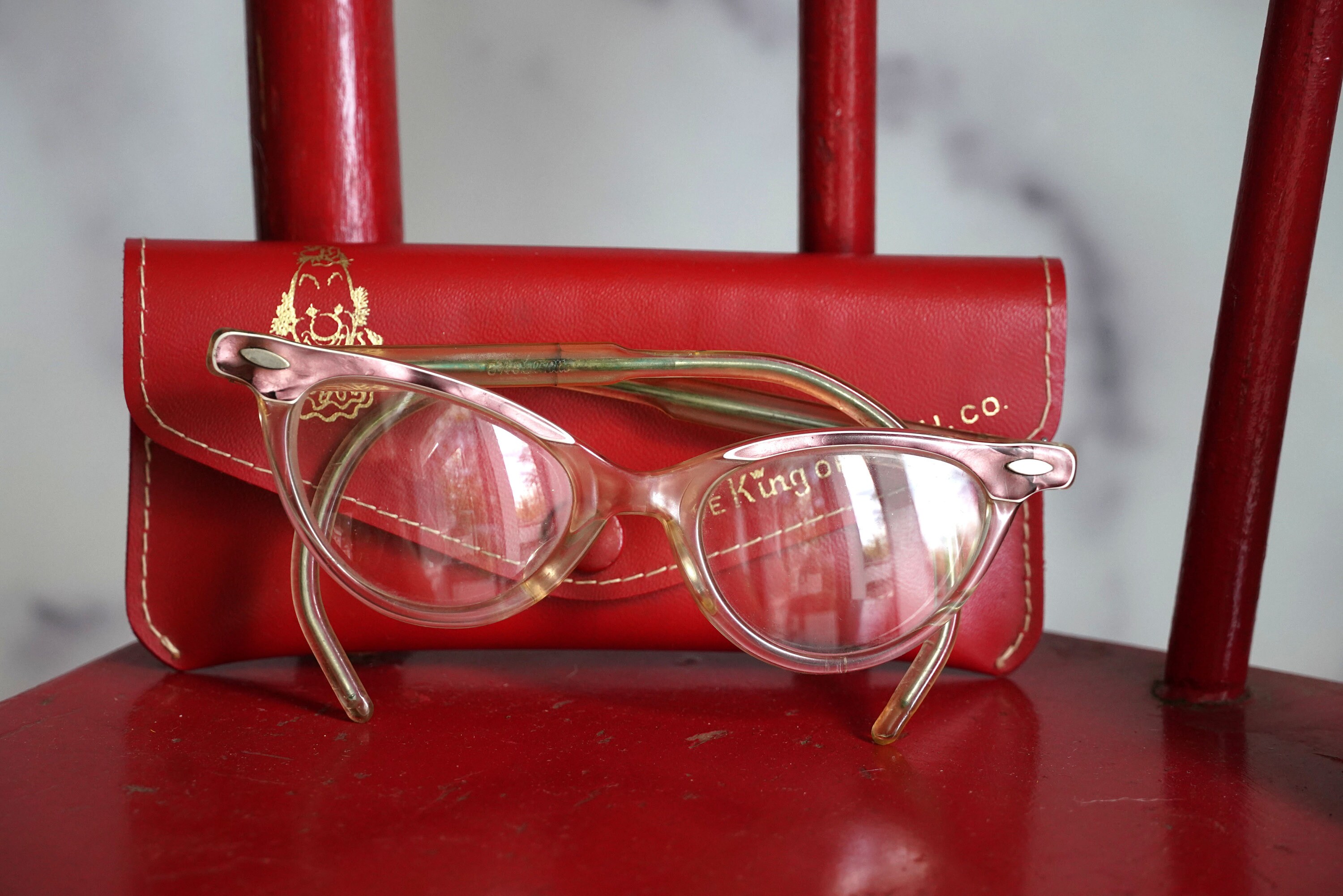 Vintage 1950s The King Optical Girl's Cat Eye Prescription Glasses, Pink  MOP Metal & Plastic, Red Vinyl Clown Eye Class Case, Display Only -   Schweiz