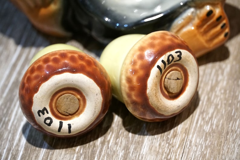 California Fine Enterprises Kitschy Cute 50s Fall Kitchen Decor Vintage 1957 USA Pottery Squirrel /& Acorns Salt Pepper Shaker Set