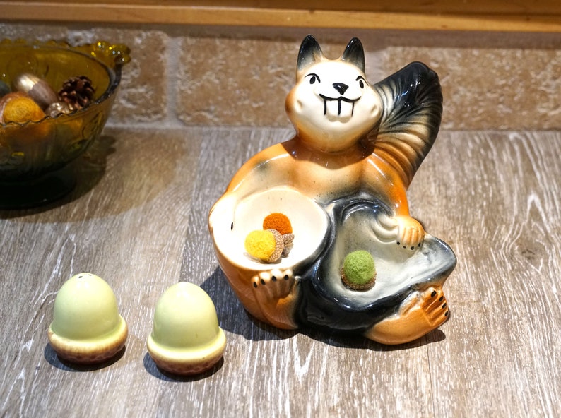 California Fine Enterprises Kitschy Cute 50s Fall Kitchen Decor Vintage 1957 USA Pottery Squirrel /& Acorns Salt Pepper Shaker Set