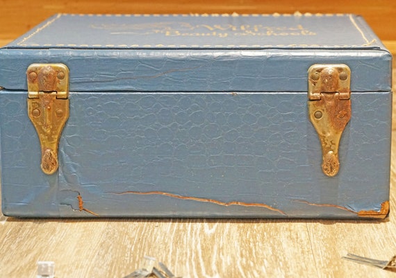 Vintage 1930s - 1940s Wilfred's Beauty School Blue Crocodile