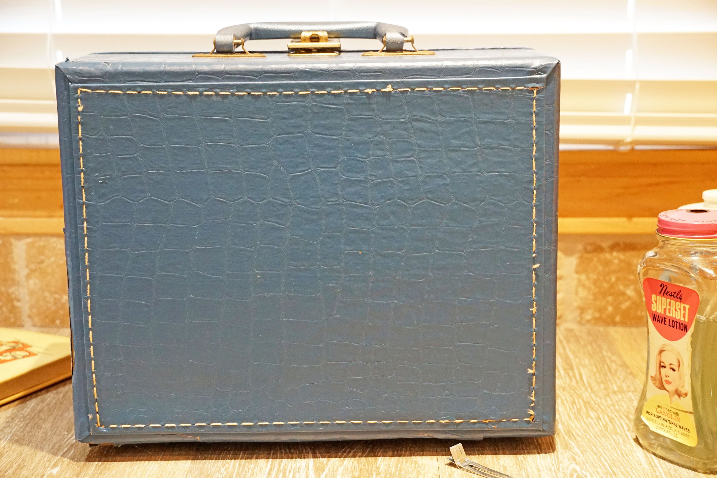 Vintage 1930s - 1940s Wilfred's Beauty School Blue Crocodile