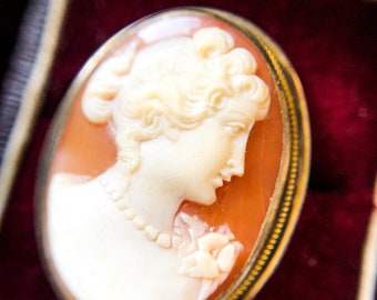 Broche camée victorienne antique en coquillage