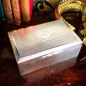 Scatola portasigarette in argento con montatura in argento di Henry Matthews, collezione George V / Scatola portagioie con monogramma, scrivania Shropshire