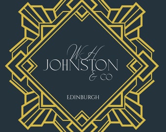 Könnte beinhalten: Ein dunkelblaues und goldfarbenes Art-Deco-Design mit dem Text "W.H. Johnston & Co" und "Edinburgh". Das Design zeigt geometrische Formen und Linien und erzeugt eine Vintage- und elegante Ästhetik.