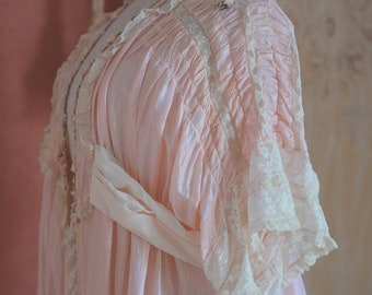 antique lace Fancy 1910s Edwardian silk pink dressing gown batwing robe French metallic rosettes ribbonwork Belle epoque Gibson girl bow tie