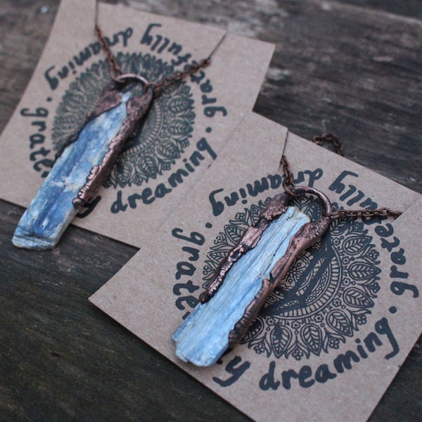 Collier en cyanite bleue, collier électroformé, bijoux bohème hippie, pendentif bleu, bijoux en cristal brut