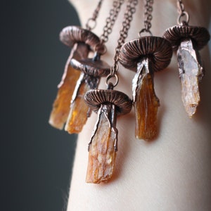 Colar de Cristal de Cianita Laranja em Formato de Cogumelo, Joias Eletroformadas, Joias Boho Hippie, Joias de Cristal Bruto