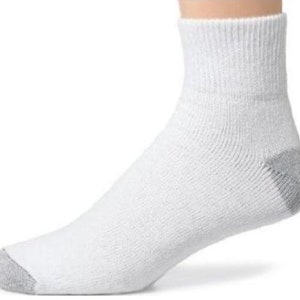 K&ouml;nnte beinhalten: Wei&szlig;e Kn&ouml;chelsocke mit grauer Ferse und Zehen. Die Socke besteht aus einem gerippten Strickmaterial und ist f&uuml;r das Tragen am Fu&szlig; konzipiert. Die Socke hat eine einfarbige wei&szlig;e Farbe.