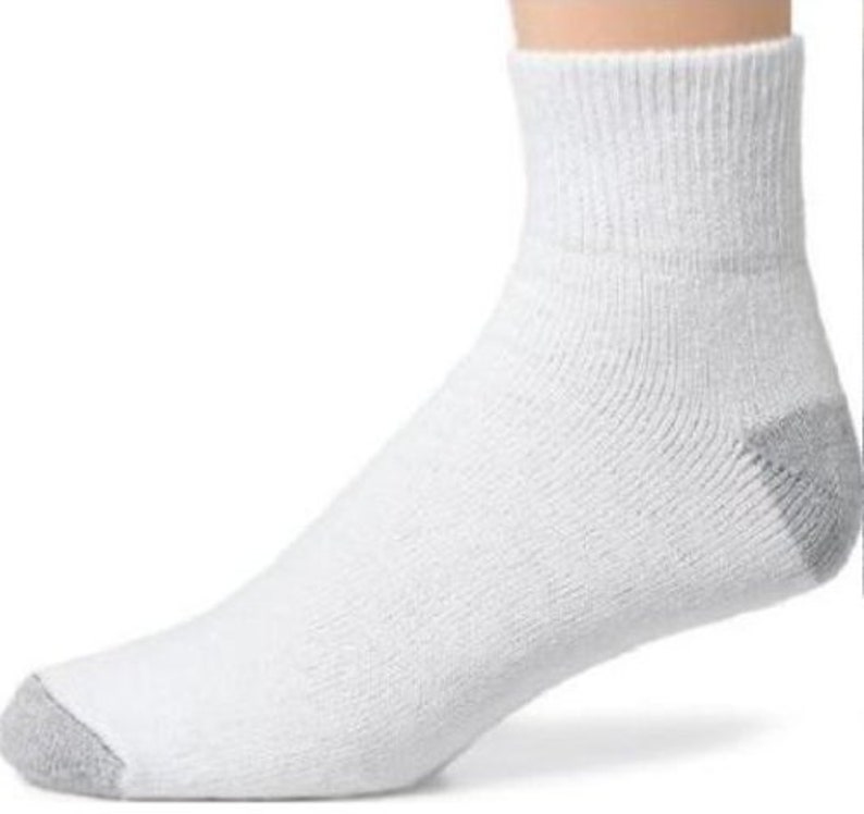 K&ouml;nnte beinhalten: Wei&szlig;e Kn&ouml;chelsocke mit grauer Ferse und Zehen. Die Socke besteht aus einem gerippten Strickmaterial und ist f&uuml;r das Tragen am Fu&szlig; konzipiert. Die Socke hat eine einfarbige wei&szlig;e Farbe.