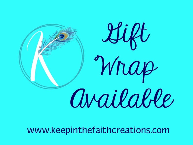 K&ouml;nnte beinhalten: T&uuml;rkisfarbener Hintergrund mit den Worten "Gift Wrap Available" in dunkelblauer Schrift. Ein Logo mit einem wei&szlig;en "K" und einer Pfauenfeder befindet sich in der oberen linken Ecke. Die Website-Adresse steht unten.
