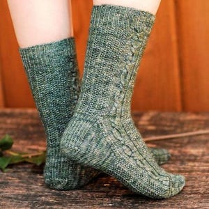 Calzini di qualcuno, modello per calzini a trecce con nodo celtico