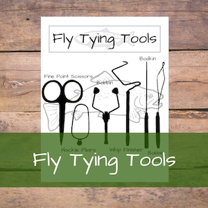 Puede incluir: Una ilustración en blanco y negro de herramientas para atar moscas, que incluyen tijeras, una bobina, un bodkin, alicates para hackle, un finalizador de látigo y una bobina. El texto "Fly Tying Tools" está en la parte superior e inferior de la imagen.