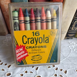 vintage 60s box of 16 crayola crayons in plastic case nostalgic school art supplies