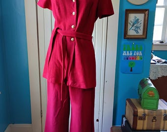 Conjunto vintage anos 60/70, calça e blazer vermelhos com gola alta, estilo veludo cotelê, camisa com botões e mangas curtas flare, tamanhos P e M, botões dourados.