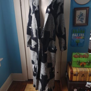Increíble abrigo de punto vintage de los años 80 y 90 con estampado de elefante, color gris y negro, mezcla de mohair, chaqueta larga tipo gabardina con bolsillos, marca I B Diffusion.