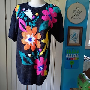 Suéter vintage preto colorido de manga curta dos anos 80, blusa de malha vibrante dos anos 90, tamanho XL/L, modelo Jaclyn Smith.