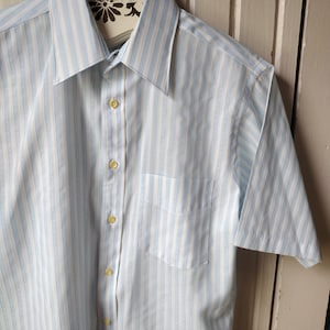 Camicia da uomo vintage a righe blu e bianche con colletto e maniche corte, abbottonata, taglia 15 40 42 M L, satinata al tatto, JCPenney