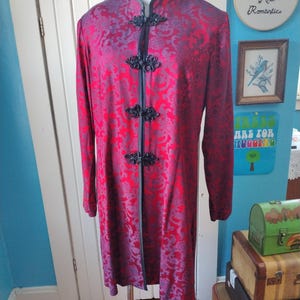 Chaqueta estilo cheongsam de Karen Kwong, estilo vintage de los años 80 y 90, color rojo y negro, con cierre de rana.