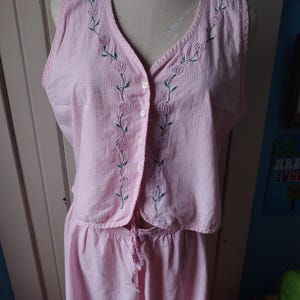 Conjunto de pijama vintage de los 90 de algodón a cuadros, top sin mangas con botones y pantalón con cintura ajustable. Pijama bordado de verano en rosa y blanco con estampado floral. Talla L.