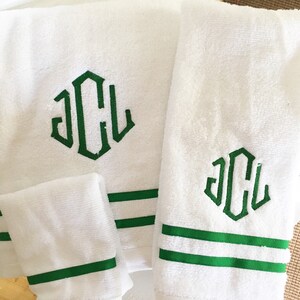 Puede incluir: Conjunto de tres toallas blancas con rayas verdes y iniciales bordadas "JCL".