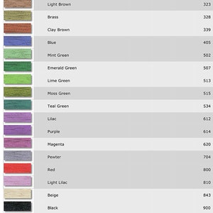 Puede incluir: Una tabla que muestra 15 colores diferentes de hilo de bordar con sus n&uacute;meros de color correspondientes. Los colores incluyen marr&oacute;n claro, lat&oacute;n, marr&oacute;n arcilla, azul, verde menta, verde esmeralda, verde lima, verde musgo, verde azulado, lila, morado, magenta, peltre, rojo, lila claro, beige y negro.