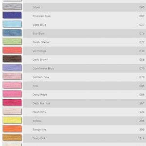 Puede incluir: Una tabla que muestra 16 colores de hilo diferentes con sus nombres y n&uacute;meros correspondientes. Los colores incluyen blanco, plata, azul prusiano, azul claro, azul cielo, verde fresco, bermell&oacute;n, marr&oacute;n oscuro, azul aciano, rosa salm&oacute;n, rosa, rosa intenso, fucsia oscuro, rosa carne, amarillo, mandarina, oro oscuro y lino.