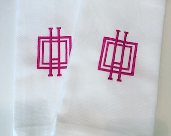 Toalla de lino para invitados con monograma bordado