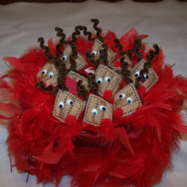 Adorno navideño de reno "¡Apriétame las mejillas!" ¡BESO! Lienzo de plástico. Hecho a mano.