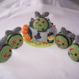 Zom-bee Bumble Bee Amigurumi crocheted Plush toy, Halloween gift, Halloween toy, Frightful Art Deco, Stuffed Toy, Halloween Plant Poke