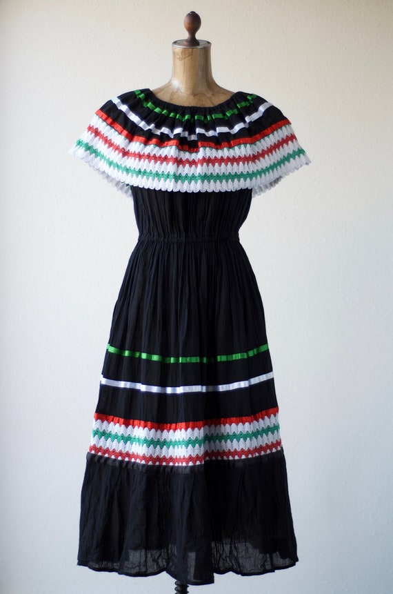 Vintage Mexican OFF THE SHOULDER Dress, Crochet La