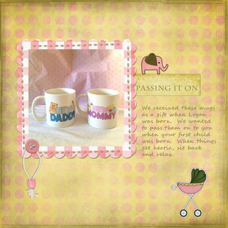 Pode incluir: Duas canecas de cer&acirc;mica branca com desenhos rosa e azul. As canecas dizem "New Daddy" e "New Mommy". As canecas est&atilde;o sobre um fundo xadrez rosa e branco com um fundo amarelo atr&aacute;s do fundo xadrez. O texto "Passing it on" est&aacute; em um ret&acirc;ngulo marrom no canto superior direito da imagem.