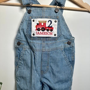 パーソナライズされた電車の誕生日ショートオール：ピンストライプの夏の服装